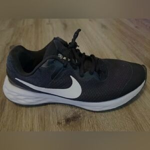 single nike tennis shoes size 6Y Boys. Not A Pair- Right Shoe Only Black